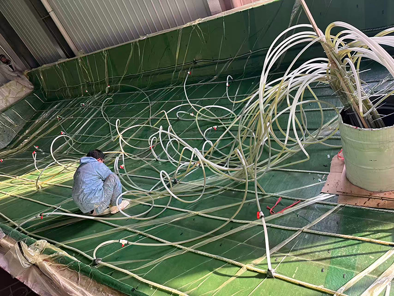 Лоурада фибергласс кайыгы үчүн вакуу инфузия технологиясын кабыл алат, сапат жана спектакль